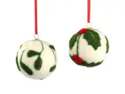 The Makerss Felting Kit - Holly & Mistletoe Bauble Needle Felt Kit