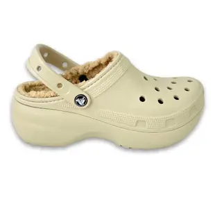 Crocs 卡駱馳 軟毛絨雲朵克駱格 女 米色 暖棉內裡 秋冬加絨保暖洞洞鞋 厚底涼鞋 鯨魚鞋 包頭防水拖鞋 輕量 增高 207938-2Y2