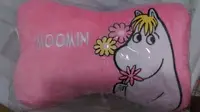 在飛比找Yahoo!奇摩拍賣優惠-MOOMIN 嚕嚕米 萌萌 嚕嚕米造型抱枕 靠枕 腰枕 午安