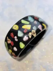 VTG NOS CHUNKY BLACK MULTI COLOR STONE CHIP BEAD ENCASED LUCITE BANGLE BRACELET