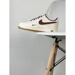 【原創設計】LOW”MILKY WHITE/WINE RED/GUM“空軍 一號 經典低幫百搭休閒運動板鞋“奶白酒紅小鉤