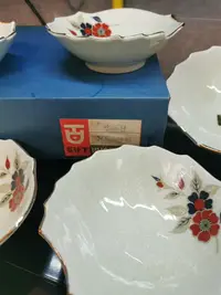在飛比找樂天市場購物網優惠-日本精美瓷器彩繪描金花卉紋扇形餐缽5客