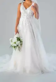 Kennedy Blue Carina Embroidered Lace/Tulle A-Line Wedding Dress Ivory Size 8 NWT