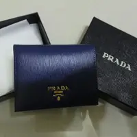 在飛比找蝦皮購物優惠-PRADA SAFFIANO VERTI. 浮雕LOGO防刮