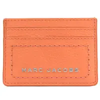 在飛比找Yahoo奇摩購物中心優惠-MARC JACOBS 金屬LOGO荔枝皮革簡易卡片夾(甜瓜