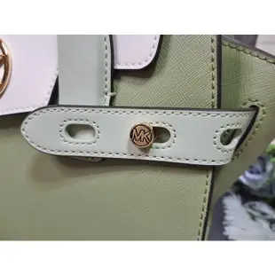 現貨出售~【Michael Kors】CARMEN專櫃款設計防刮皮革撞色蝙蝠包 牛油果綠 保證真品 不真可退 全新正品㊣