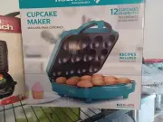 HOLSTEIN CUPCAKE MAKES 12 CUPCAKES NEW IN BOX RECIPES INCLUDED