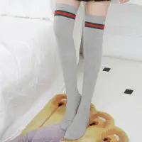 在飛比找momo購物網優惠-【89 zone】日系全棉紅綠條紋 過膝襪 中筒襪 過膝襪(