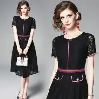 在飛比找momo購物網優惠-【a la mode 艾拉摩兒】紅白條紋中線雙口袋黑蕾絲洋裝