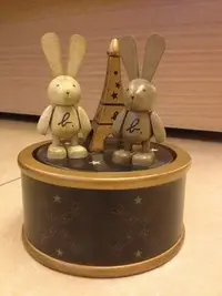 在飛比找Yahoo!奇摩拍賣優惠-agnes b. 限量巴黎鐵塔小兔兔 Logo音樂盒