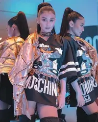 在飛比找Yahoo!奇摩拍賣優惠-Moschino [tv] H&M 聯名限量系列，名人示範穿