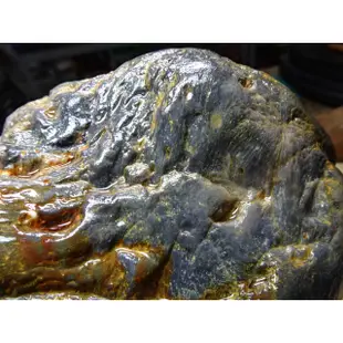 《藍金寶石玉石批發區》→〈原石系列〉→天然柱狀黑炭石墨彩色木化玉髓原礦〈4210公克→AVN812