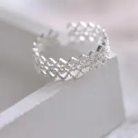 在飛比找momo購物網優惠-【Angel】S92銀優雅環繞蕾絲花邊菱形戒指(銀色)