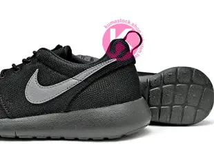 [24cm] 2015 台灣未發售 超人氣款式 NSW 平價走路休閒鞋 輕量舒適 NIKE ROSHERUN GS 大童鞋 女鞋 全黑 銀灰勾 透氣網布 PHYLON 中底 SOLARSOFT 襪套 (599728-020) !