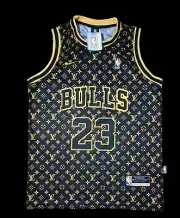 CHICAGO BULLS BLACK AND GOLD MICHAEL JORDAN 23 JERSEY SIZE MEDIUM