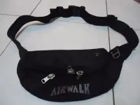 在飛比找露天拍賣優惠-AIRWALK 黑色大腰包,31*15.5*10 (cm),