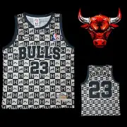 CHICAGO BULLS NBA WHITE AND NAVY BLUE MICHAEL JORDAN 23 JERSEY SIZE MEDIUM
