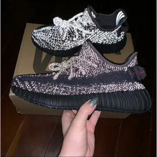 日本正品 adidas Yeezy Boost 350 V2 Black 黑滿天星 FU9007