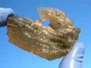 Libyan Desert Glass Meteorite Tektite impact specimen( 400 crt)Natural Hole dark