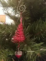 METAL RED CHRISTMAS TREE LOVE YOU MOM HEART CHARM ORNAMENT DELUXE SPIRAL HOOK