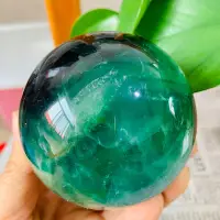 在飛比找Yahoo!奇摩拍賣優惠-FA78天然綠螢石水晶球擺件綠色水晶原石打磨屬木客廳辦公家居