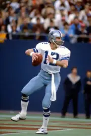 Quarterback Roger Staubach of Dallas Cowboys drops back to pass v - Old Photo 2