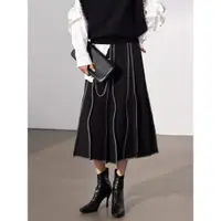 在飛比找ETMall東森購物網優惠-愛麗英迪黑色半身裙2023新款高腰不規則A字波浪復古豎紋長裙