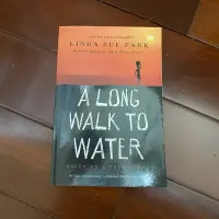 在飛比找蝦皮購物優惠-《A LONG WALK TO WATER》 尋水之心 二手