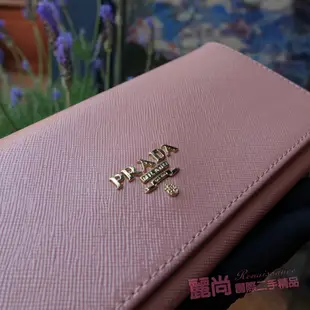 麗尚二手精品  PRADA outlet 1M1132 金字 漆皮Saffiano 長夾  粉膚 瑕疵特惠價【現貨】