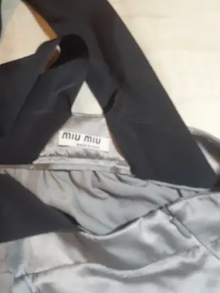 義大利品牌 miu miu 灰色百褶造型絲質交叉上衣 洋裝~二手出清