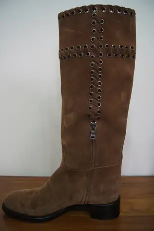 PRADA 棕色麂皮編繩長靴    原價 56800    只賣 12500