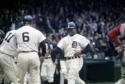 Detroit Tigers Willie Horton victorious with Al Kaline after hitti- Old Photo