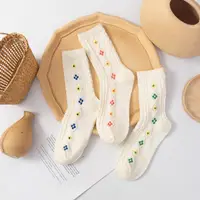 在飛比找蝦皮購物優惠-【日光手感】日系純白立體小花中筒襪(3色)S110 小花襪子