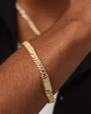 [SAINT MORTA] Saint Morta 6mm Iced Cuban Prong Bracelet Iced Gold - Size 8 8 Iced Gold