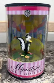 Warner Bros Miniature Collection Pepe Le Pew Skunk Mini Figure 1999