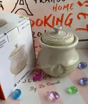 LE CREUSET 14oz/ 420ML DUNE WHITE NOT MERINGUE GARLIC KEEPER STONEWARE AUTHENTIC