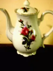 TEA POT WHITE w RED FLOWER 9 INCHES PORCELAIN TEAPOT COFFEE SERVER
