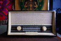 在飛比找Yahoo!奇摩拍賣優惠-德國Telefunken 德律風根 小型古董真空管收音機 J