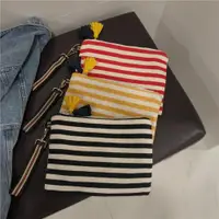 在飛比找ETMall東森購物網優惠-信封包女2021新款時尚chic條紋紅綠黑白條紋包手拿包帆布