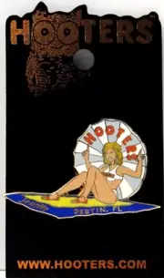 HOOTERS GIRL JENELLE SUNBATHING WITH TOWEL/UMBRELLA DESTIN FLORIDA FL LAPEL PIN