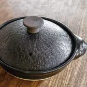 Nagatanien Iga donabe, earthenware pot, black glaze, wooden handle
