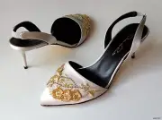 Oscar de la Renta pointy toe silver satin shoes 37 7 GOLD BEADS JEWELED ART $790