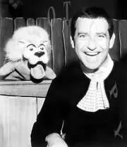 VINTAGE 8X10 PHOTOGRAPH OF TELEVISION STAR SOUPY SALES WITH POOKIE