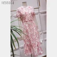 在飛比找momo購物網優惠-【JESSICA】刺繡花卉蕾絲收腰短袖長洋裝233279