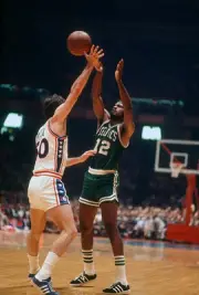 Sidney Wicks Boston Celtics passes the ball over the top of Steve- 1976 Photo