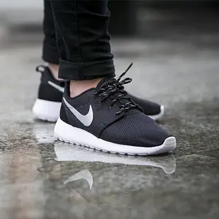 【NIKE】WMNS NIKE ROSHERUN 復古 輕量 黑底銀勾 慢跑(511882-094)