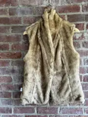 NWT Crosby Women’s Reversible Camel Faux Suede/Fur Lined Vest Size M Mob Wife