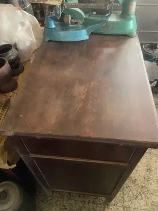 阿公的舊情人 早期 檜木櫃 書桌 斗櫃 桌面有小微裂 整體完整 買回去可直接使用 銅手把 一塊板