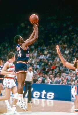 Mike Glenn of the New York Knicks 1981 Basketball Photo 2