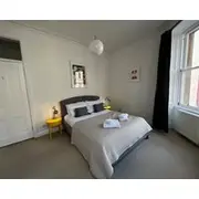 Bright 2 Bedroom 1st Floor Flat Near The Meadows